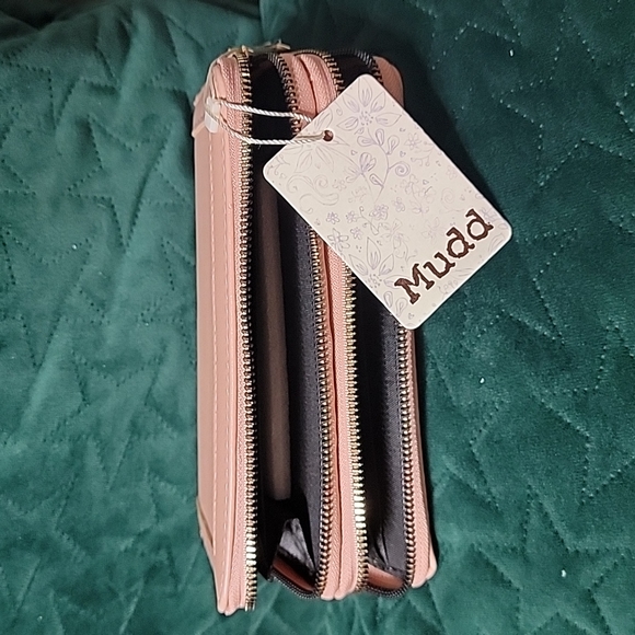 Mudd Mudd...purse👛 very elegant hands with double cream color zipper... - Picture 6 of 12